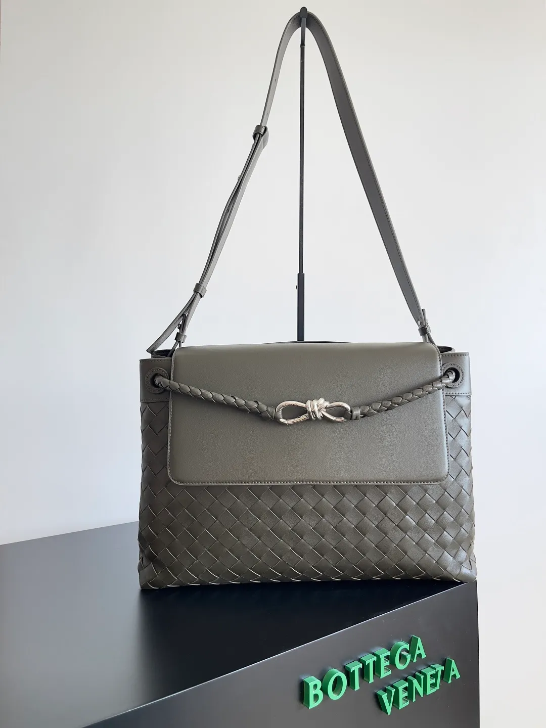 Batch 2460 BOTTEGA VENETA 2025 new men's ANDIAMO backpack Bottega Veneta's main recommendation is undoubtedly Andiamo. The first new favorite of 2025 is a men's splayed buckle bag. It can be seen that the designer has used many small ideas. The detachable cross-body strap is very convenient for elite office workers to carry their work diary. Reduce the burden on your hands when carrying office supplies. The interior is divided into two large compartments and a small zippered compartment. Unlike the women's model, the compartments here are not detachable. The fixed large single layer also makes it easier to pack lightly when going out to work and avoids the accumulation of too many small items. Style number: 807715 Size: 37*26*13cm